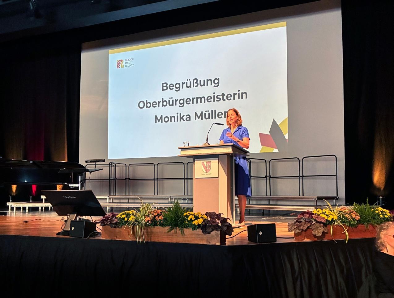 Oberbürgermeisterin Monika Müller auf der Bühne bei der Matinee am 3. Oktober in der BadnerHalle