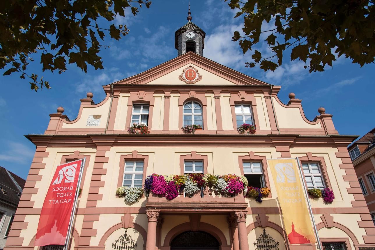 Photo de l'extérieur de l'hôtel de ville historique sur la place du marché à Rastatt