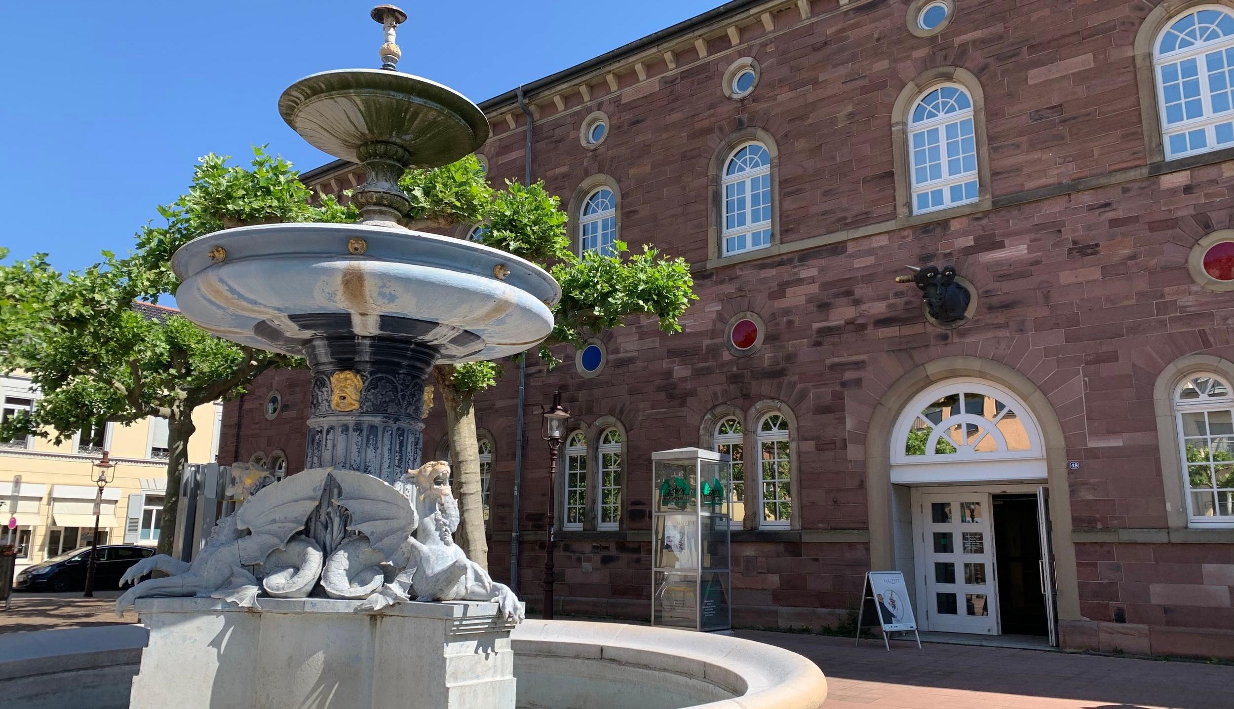 Die Städtische Galerie Fruchthalle ist Rastatts Museum für zeitgenössische Kunst, Foto: Isabelle Joyon. Eingang zur Galerie Fruchthalle in Rastatt, Außenansicht mit Pfeifferbrunnen.