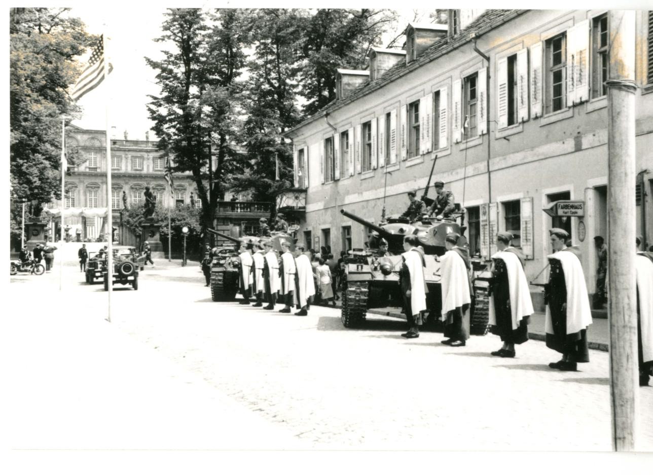 Parade in front of Rastatt Castle on the occasion of the visit of an American general to the French garrison