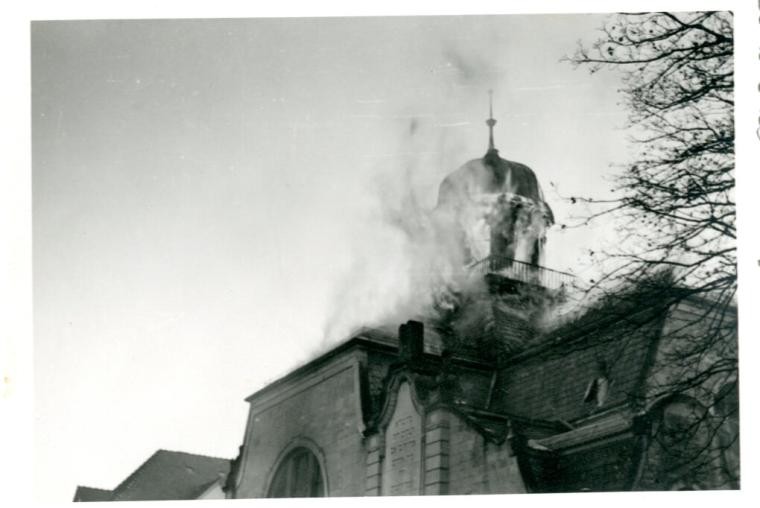 Altes Bild auf dem der Synagogen-Turm brennt