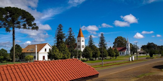 Evangelisch-lutherische-Friedenskirche (links) und katholische St. Antonius-Kirche im Dorf Cachoeira in Entre Rios
