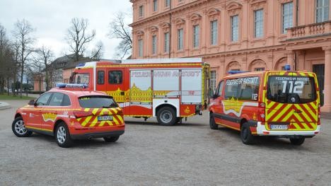 Des camions de pompiers devant le château de Rastatt