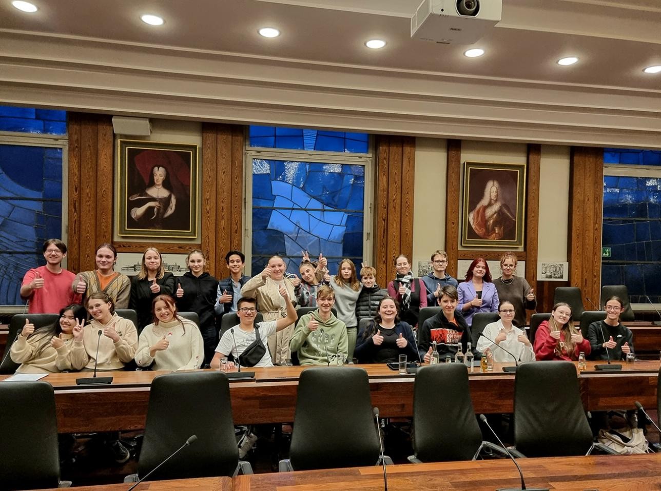 Photo de groupe - les membres de la délégation des jeunes dans la salle du Conseil