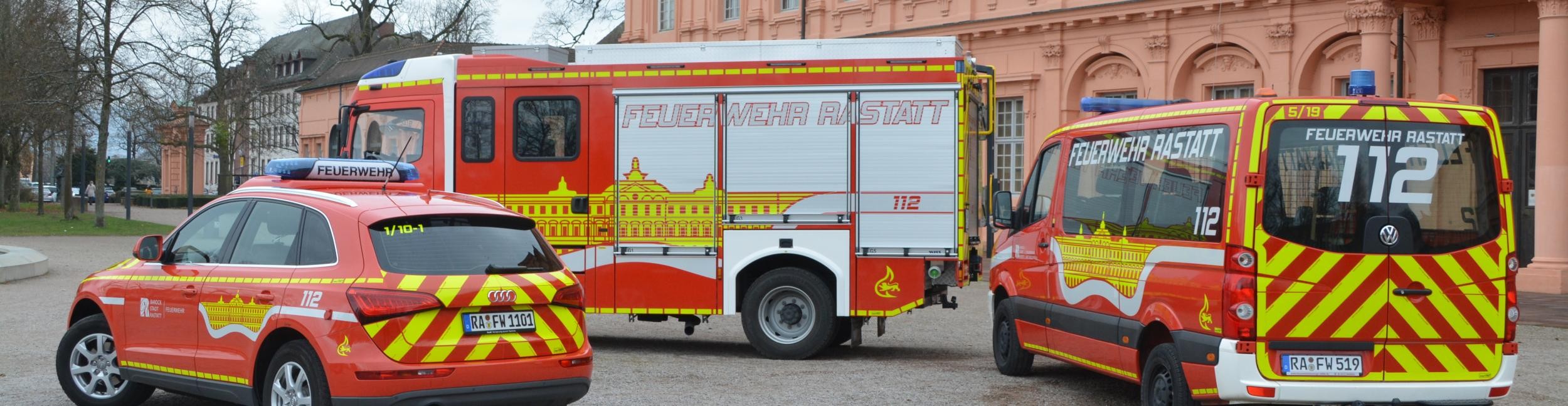 Drei Einsatzwagen der Feuerwehr stehen vor dem Residenzschloss Rastatt