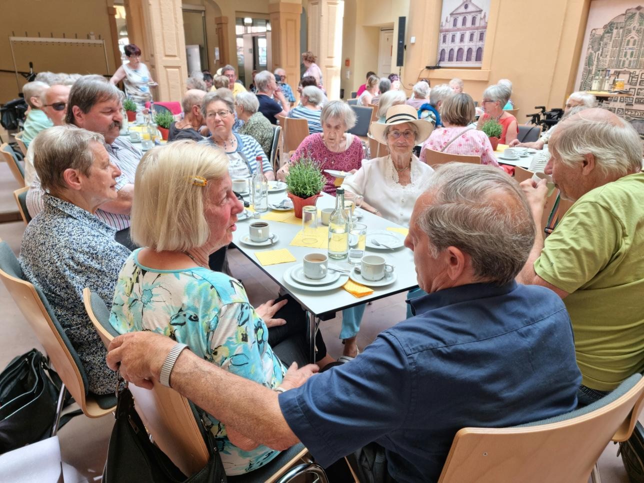 Café Kontakt. Foto: Stadt Rastatt/Isabelle Swoch-Joyon Senioren unterhalten sich an einem Tisch beim Café Kontakt im Rossi-Haus