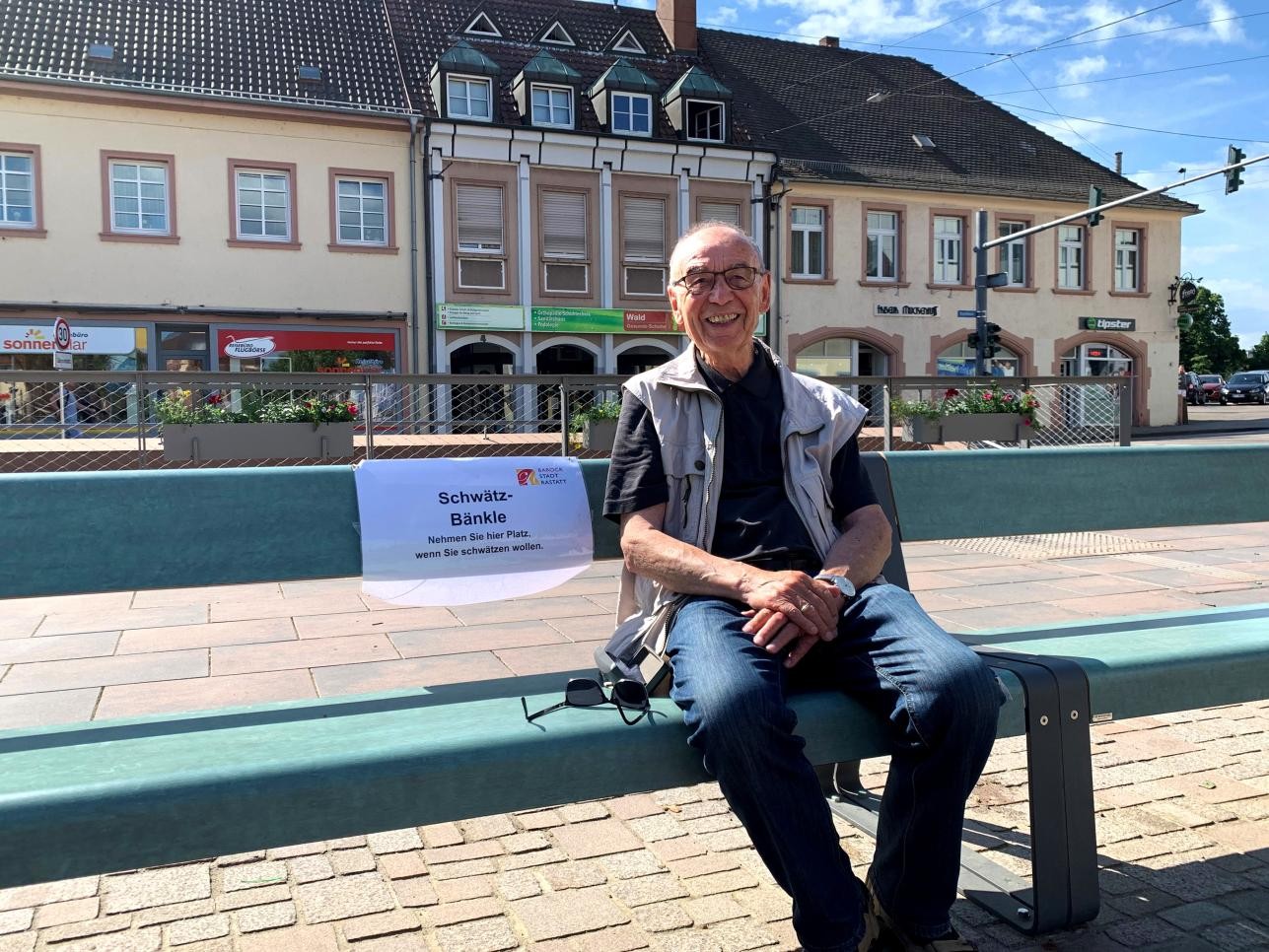 Schwätzbänkle in Rastatt. Foto: Stadt Rastatt/Isabelle Ein Mann auf dem Schwätzbänkle