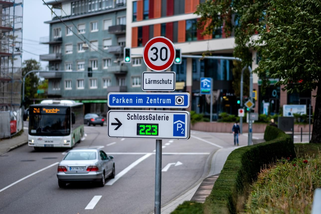 Straße mit Schlossgalerie und Straßenschildern