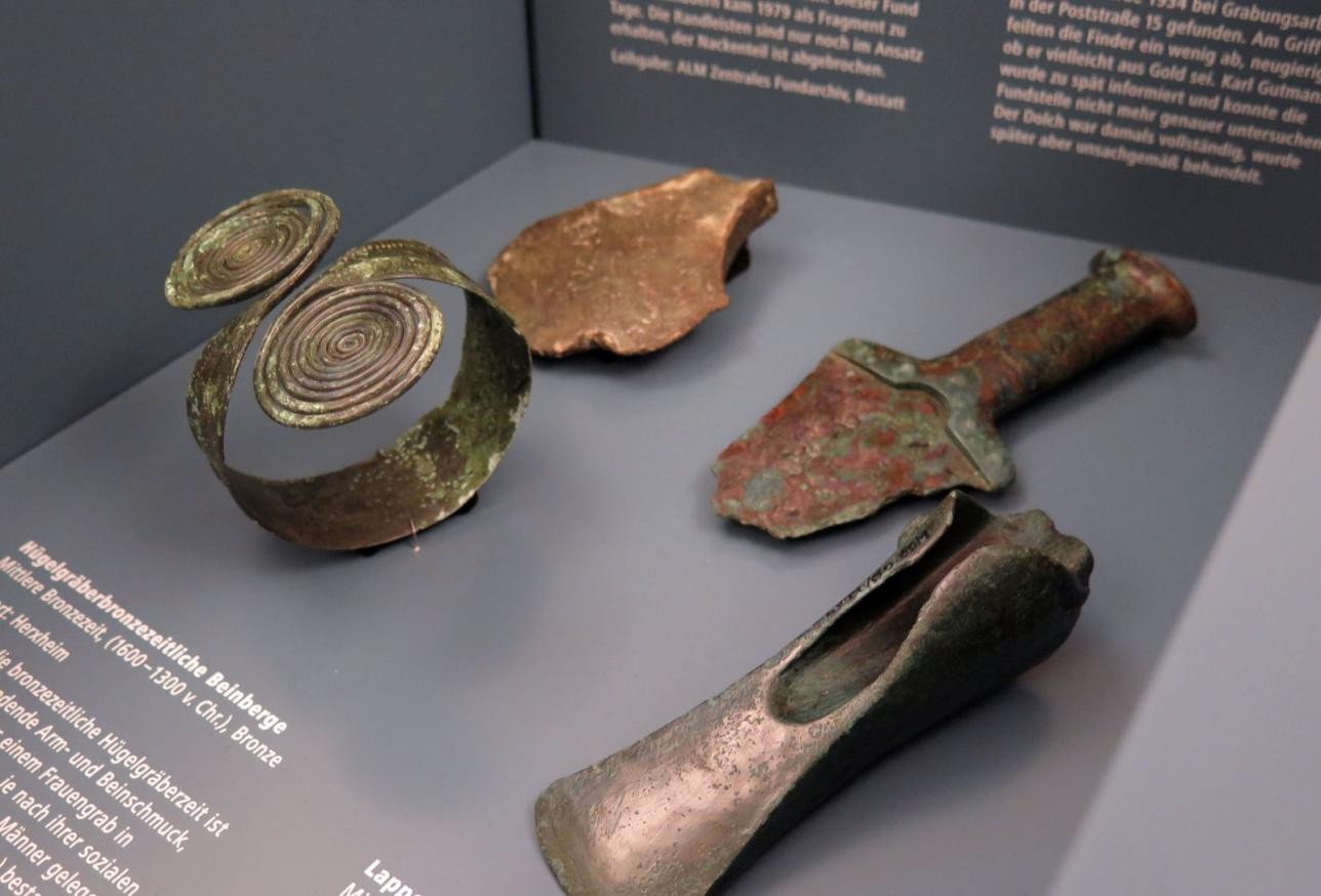 Exhibits in a display case: leg mounts and other artifacts from the Bronze Age.