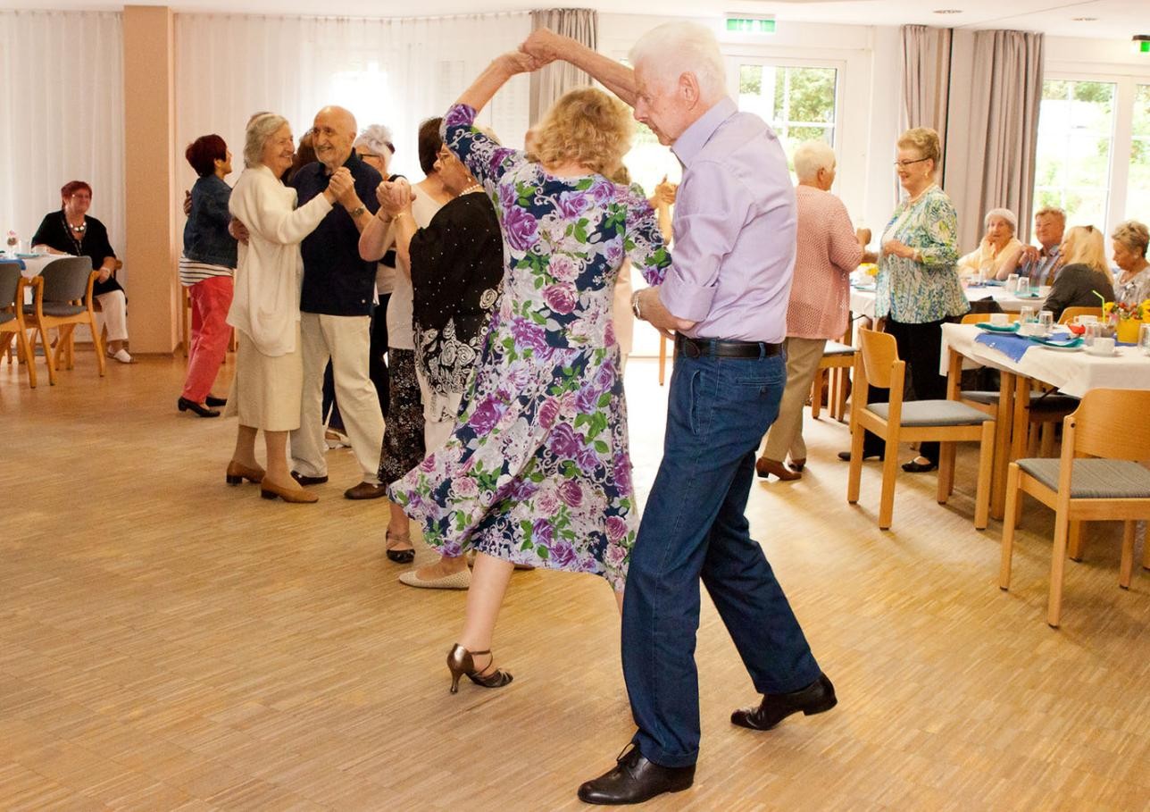 Senioren tanzen beim Tanztee