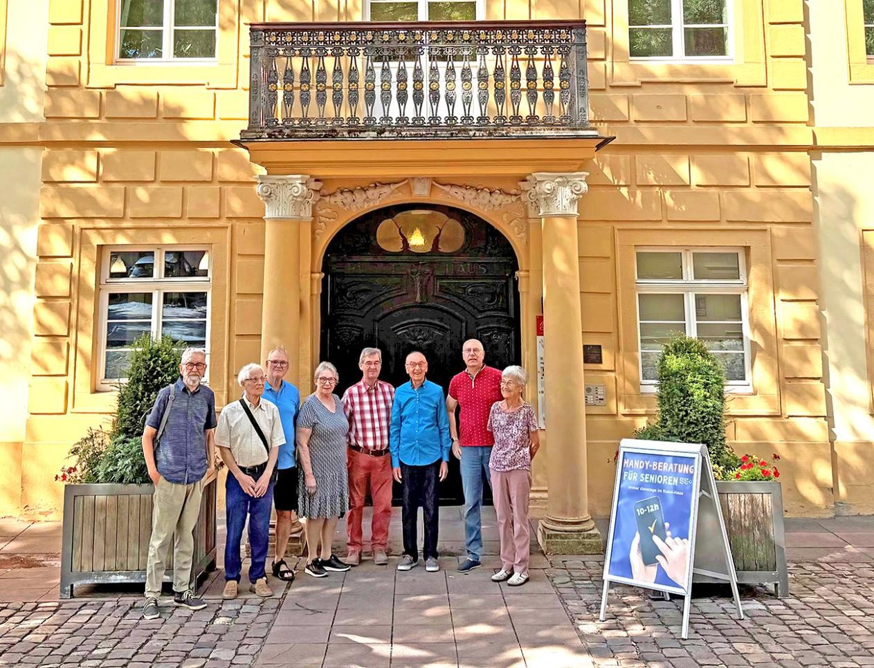 Senioren stehen vor dem Rossi-Haus