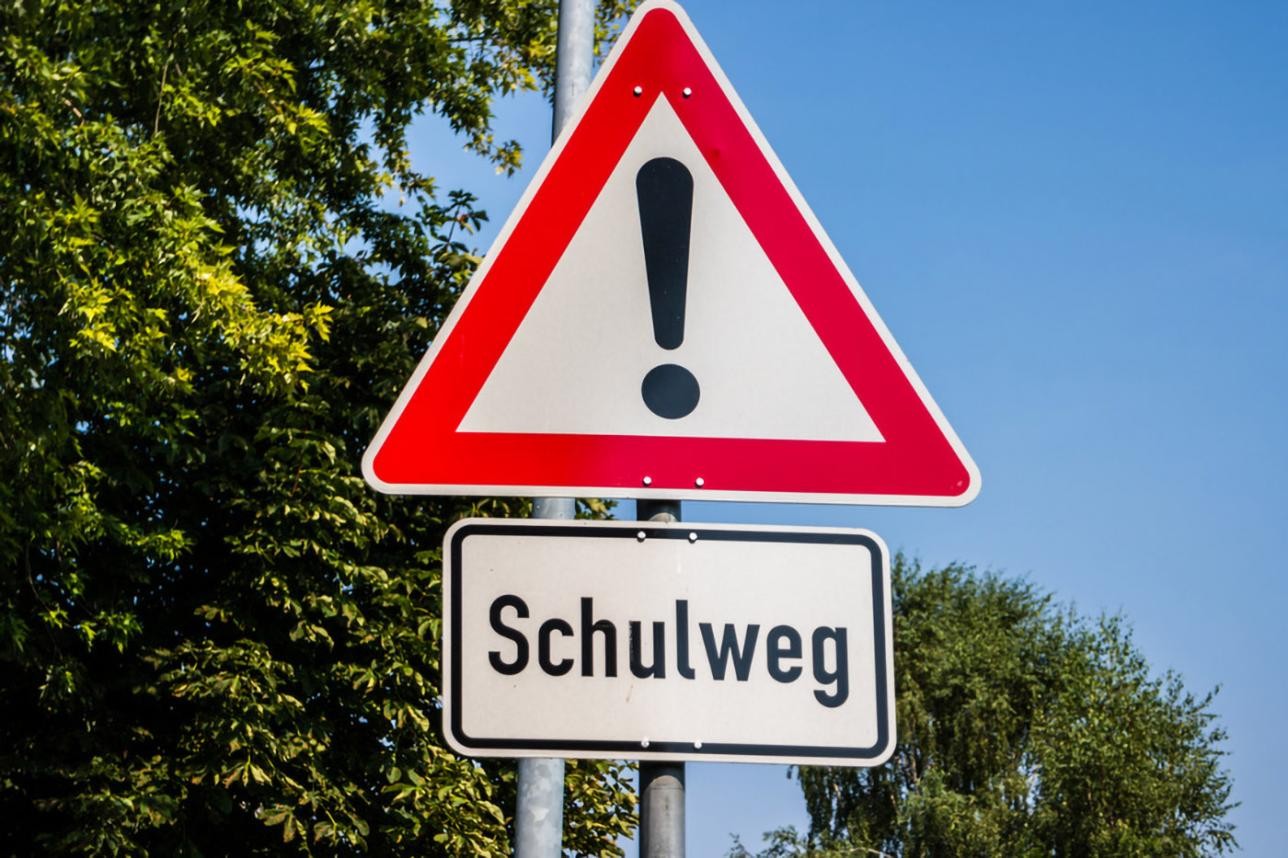 Panneaux de signalisation "Zone de danger général" et chemin de l'école