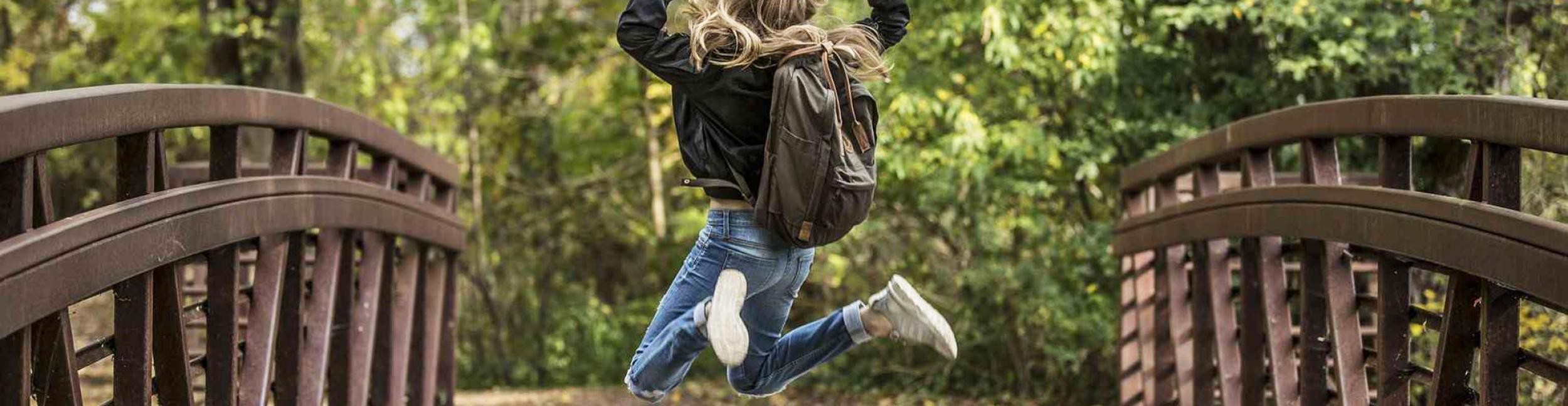 Foto: Pixabay Kind auf Brücke