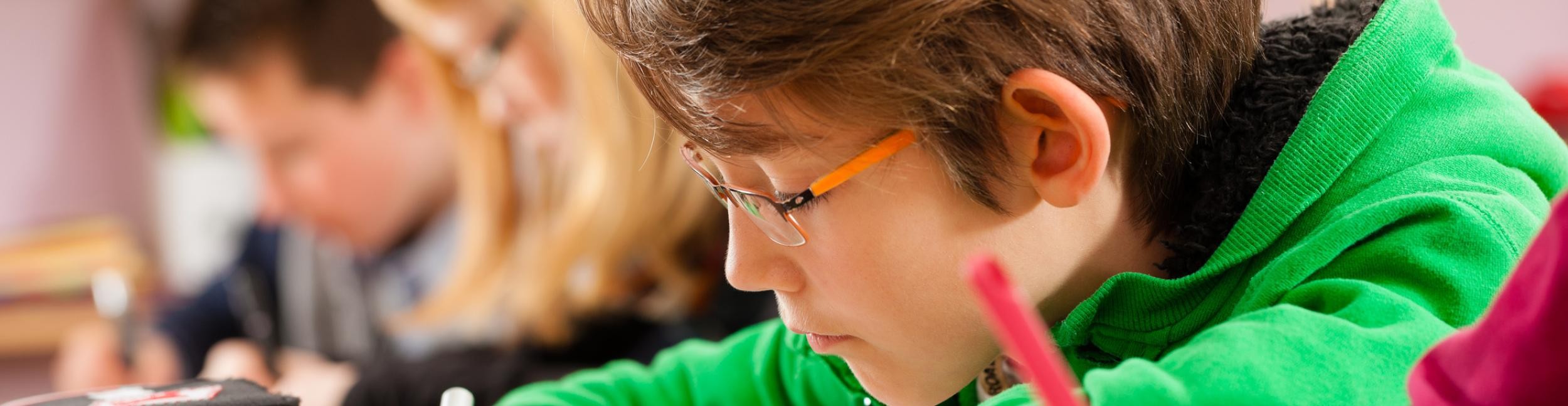 Headerbild Schulkindbetreuung. Foto: Fotolia Kind am Schreiben