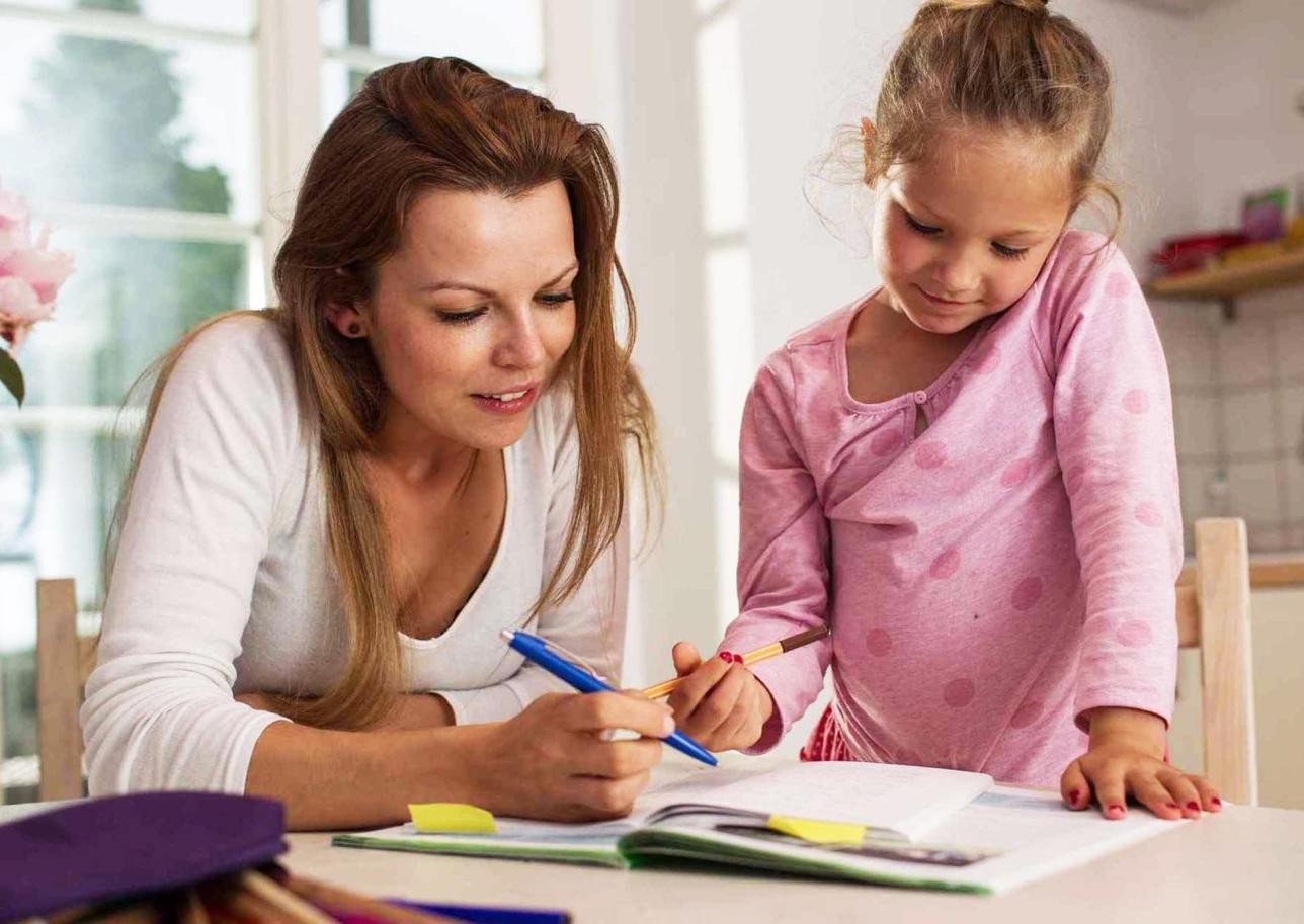Schulkindbetreuung. Foto: Dana - Pixabay Lehrerin unterrichtet ein Mädchen