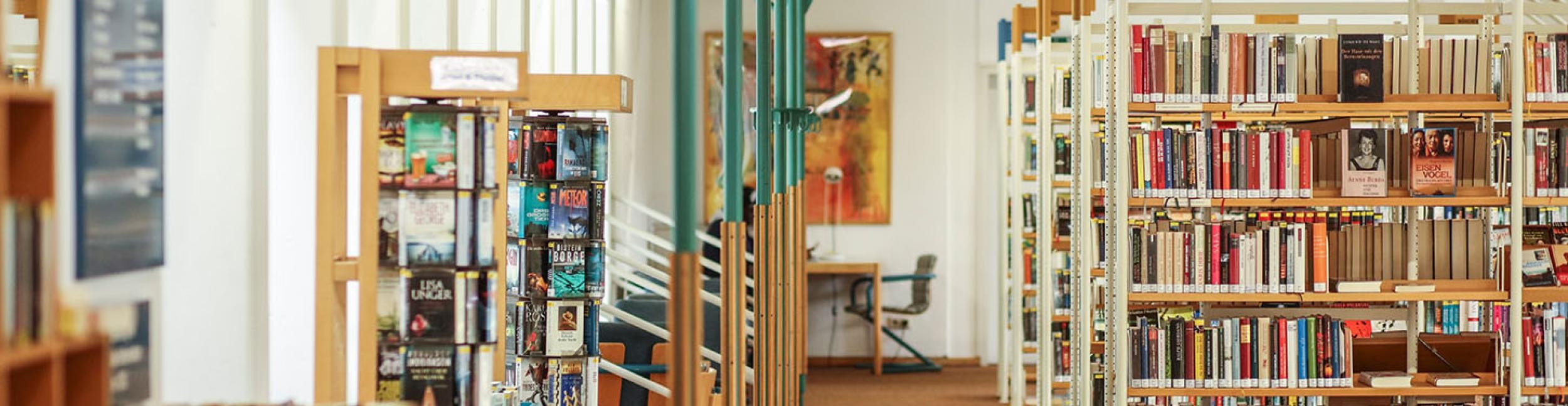 Stadtbibliothek Regale Bücher. Foto: Andrea Fabry Regale mit Büchern in der Stadtbibliothek Rastatt