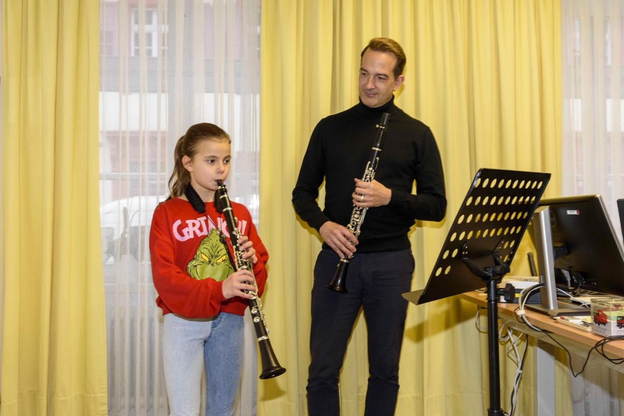 Klarinettenunterricht mit einem Lehrer und einem Mädchen