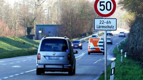 Straße in Rastatt mit Autos und 50-er Schild