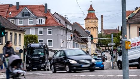Kapellenstraße à Rastatt avec des voitures et une piétonne