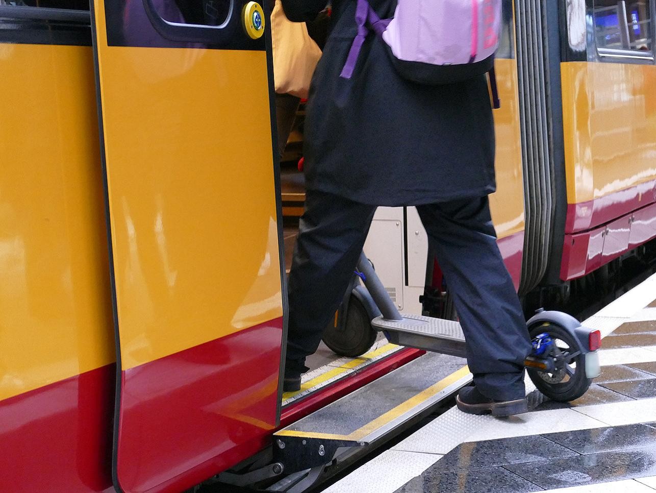 A woman gets on a streetcar without barriers