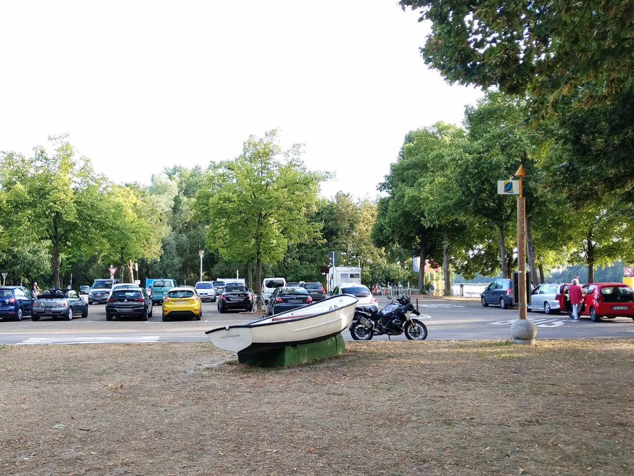 Parkende Autos auf dem Parkplatz am Rheinufer in Plittersdorf.
