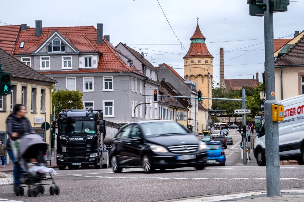 Mobilitätskonzept Rastatt. Foto: Oliver Hurst Autos und LKWs und Fußgänger auf der Straße