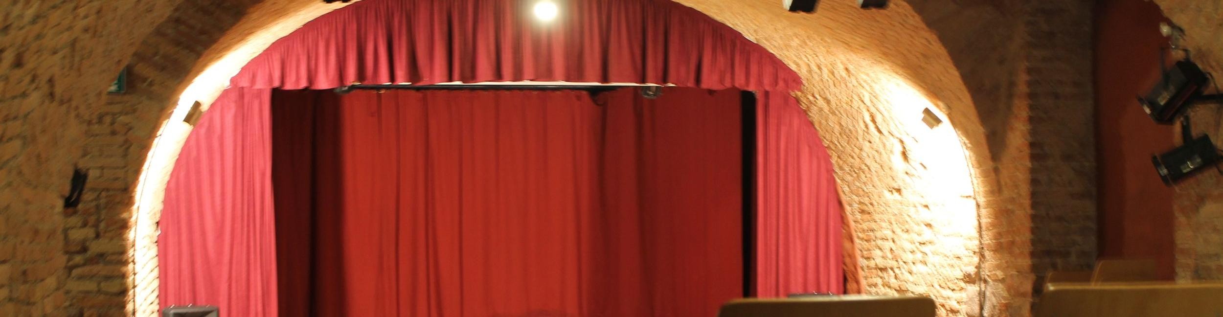 Eine Bühne für Theater und Kleinkunst und eine ganz besondere Atmosphäre bietet das Kellertheater Rastatt. Foto: Stadt Rastatt. Bühne mit geschlossenem Vorhang im Kellertheater Rastatt.