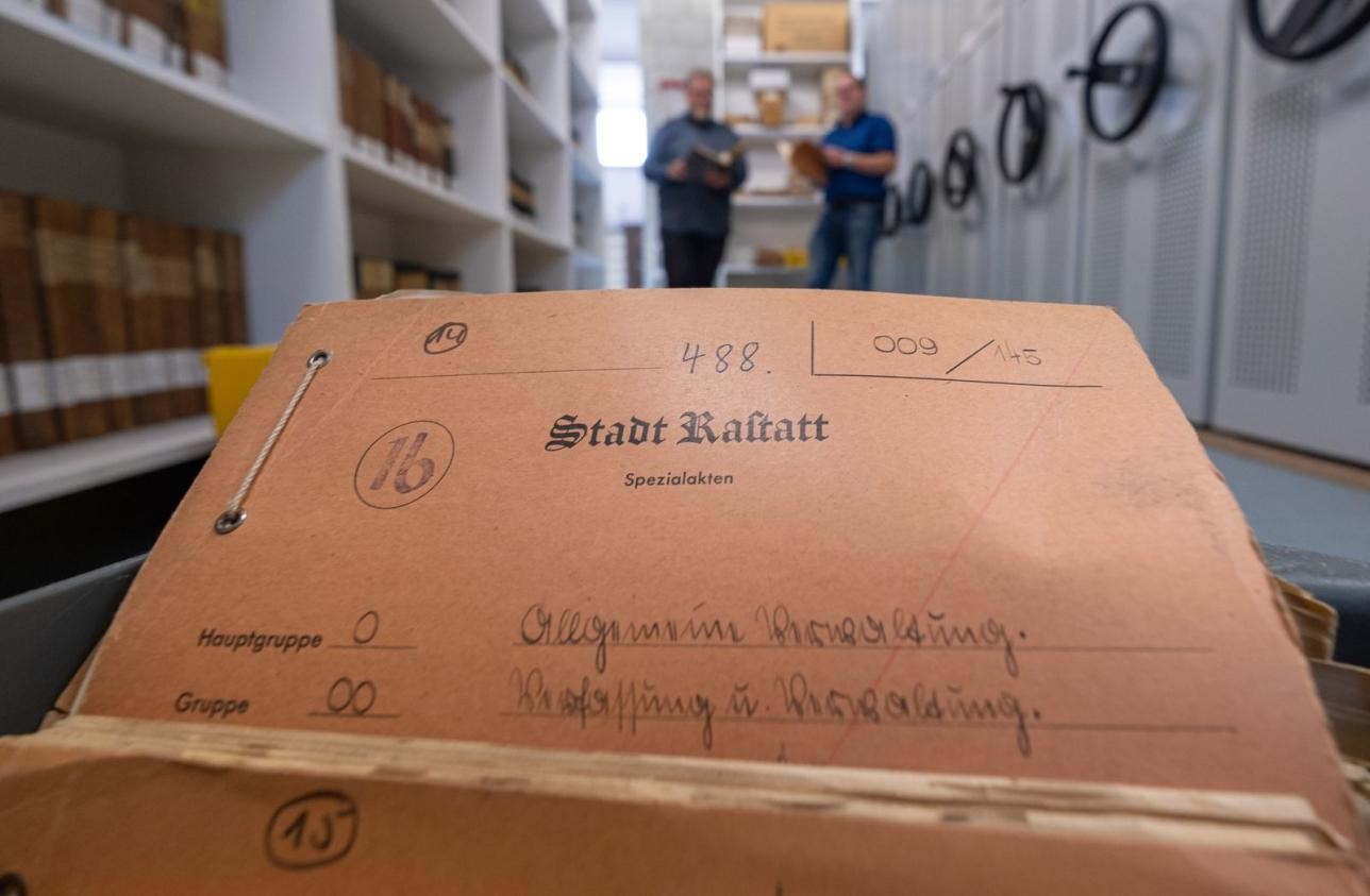 Historische Unterlagen können gerne beim Stadtarchiv Rastatt abgegeben werden, Foto: Oliver Hurst Historische Akte, Ansicht von oben.