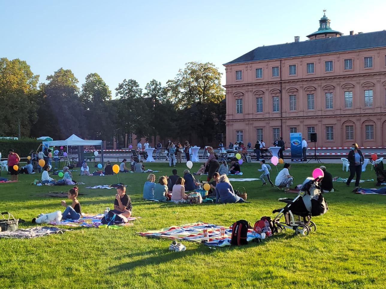Picknick im Schlossgarten. Foto: Stadt Rastatt/Susanne Detscher Menschen auf der Wiese im Schlosspark bei den Interkulturellen Wochen