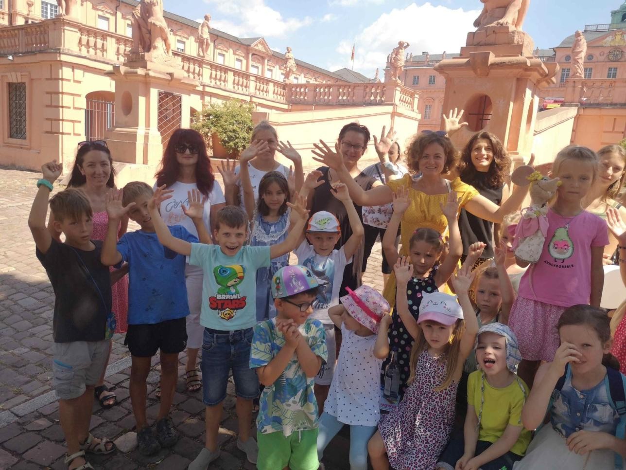 Children with chaperones on a city tour in front of Rastatt Castle