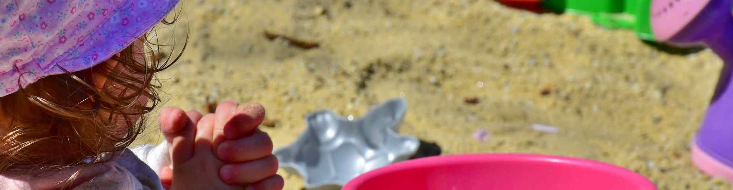 Foto: Rita E. - Pixabay Kind spielt im Sand