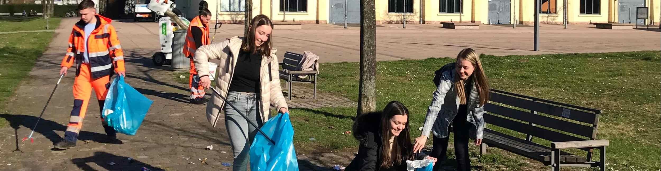 Citizens and employees of Technische Betriebe clean up the city together