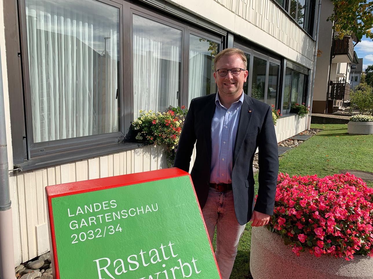 Local chief Thorsten Ackermann stands in front of the town hall in Rauental at the Landesgartenschau lounger