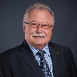 Photo portrait Herbert Köllner, président du groupe Freie Wähler, conseil municipal de Rastatt