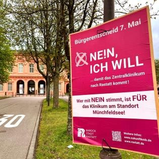 L'affiche de la campagne Non, je veux est accrochée à un poteau de feu devant le château de Rastatt