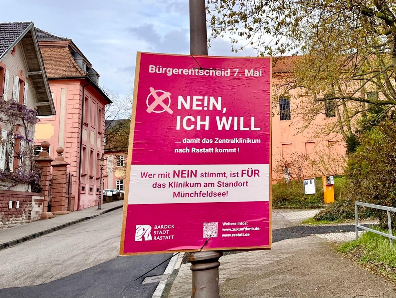 Plakat zur Nein-Kampagne der Stadt Rastatt zum Bürgerentscheid am 7. Mai, das in Rastatt an einer Laterne hängt