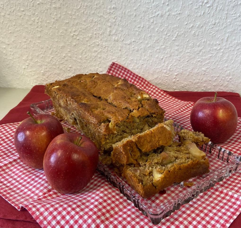 Pain aux pommes sur une table