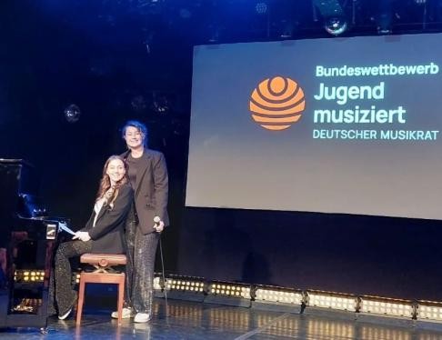 zwei Schülerinnen der Musikschule Rastatt auf der Bühne