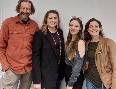Sopranistin Ludivine Strasser und Pianistin Karolina Kyselova (Bildmitte v.l.) mit ihren Lehrkräften der Musikschule Rastatt Lydia Eller und Uli Kofler.