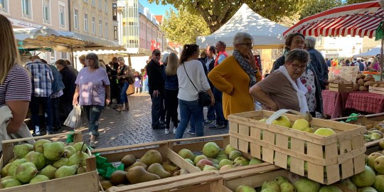 Apfelstand auf dem Bauernmarkt in Rastatt