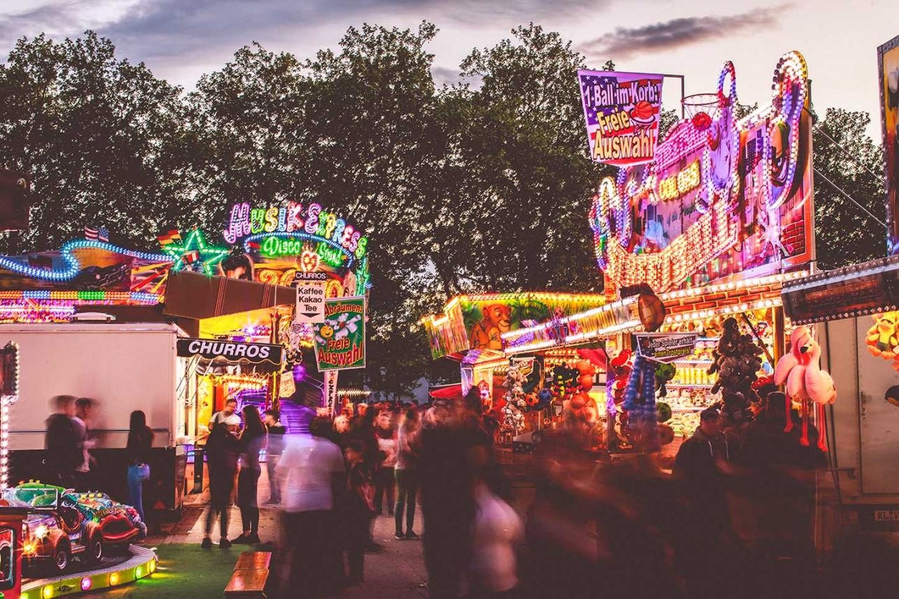 Jahrmarkt in der Dämmerung