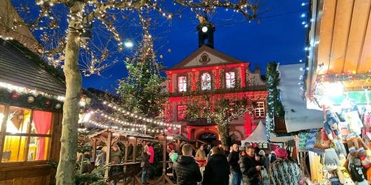 Weihnachtsmarkt_Buden und Rathaus_Foto Stadt Rastatt_Isabelle Joyon_2021