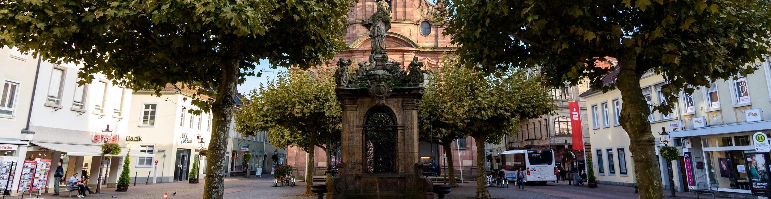 Aktion „Rastatt trink(t) Wasser“. Foto: Gerhard Dinger Nepomukbrunnen in Rastatt auf dem Marktplatz