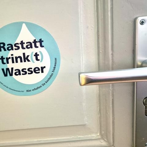 20 Geschäfte und Gastronomen beteiligen sich an der Aktion "Rastatt trinkt". Foto: Stadt Rastatt/Claudia Pickert-Schneider Aufkleber Rastatt trinkt Wasser an einer Tür