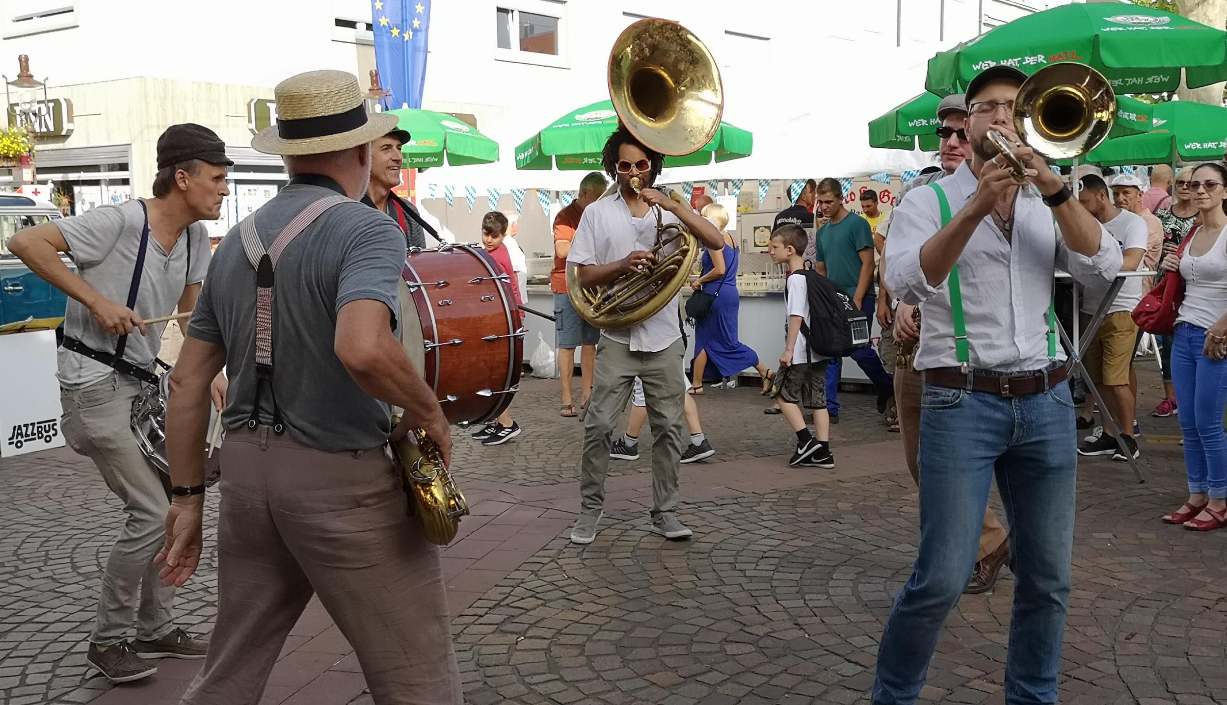 Musiker spielen auf dem Marktplatz beim Stadtfest 