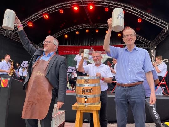 OB Pütsch und BM Pfirrmann prosten den Bürgern beim Stadtfest mit dem Bier vom Fassanstich zu.