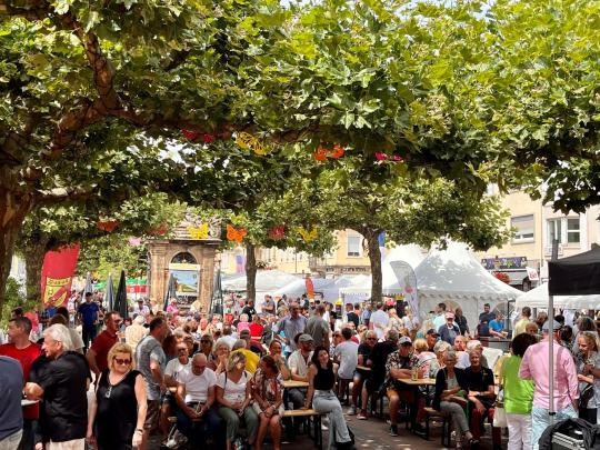 Gemütliches Zusammensitzen auf dem Marktplatz