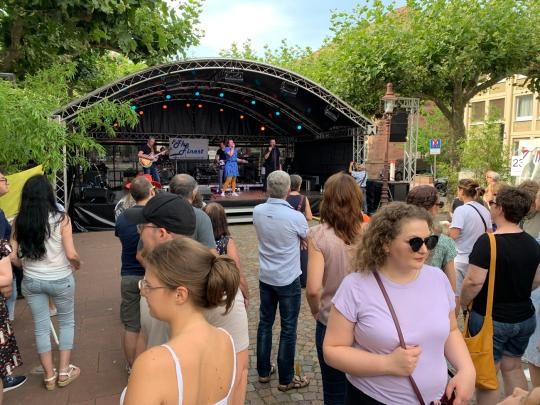 Band spielt auf dem Paradeplatz beim Stadtfest 2023.