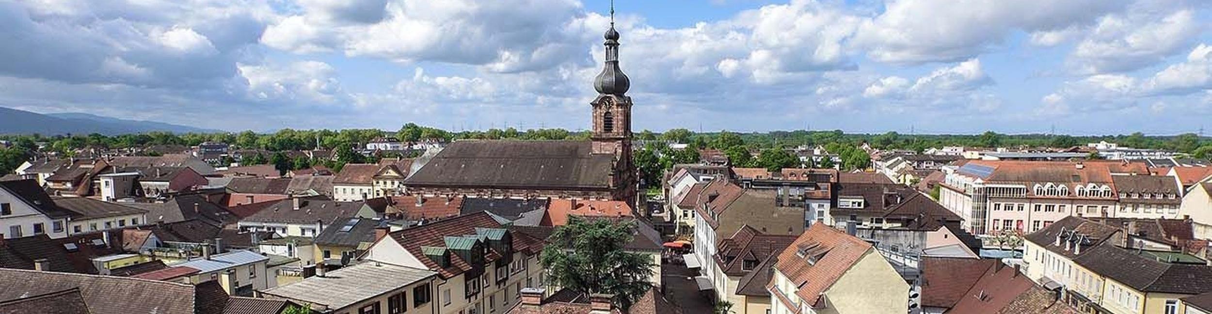 Stadtzentrum von oben mit dem Glockenturm der Kirche Saint Alexandre
