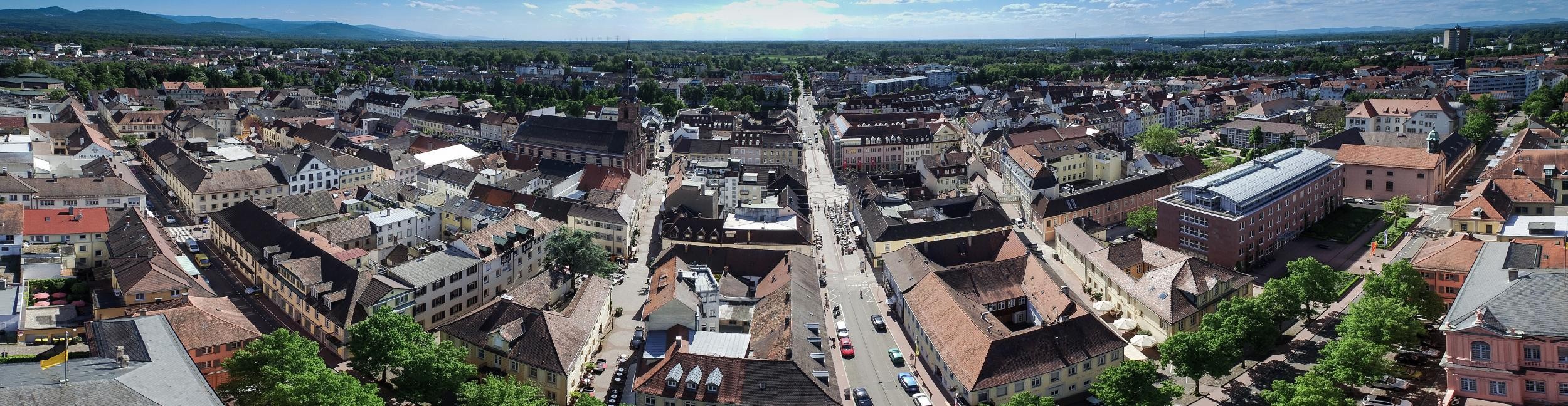 Die Stadt unterstützt bei der Vermittlung preisgünstiger Wohnungen. Foto: Joachim Gerstner Luftaufnahme zeigt die Rastatter Innenstadt von oben